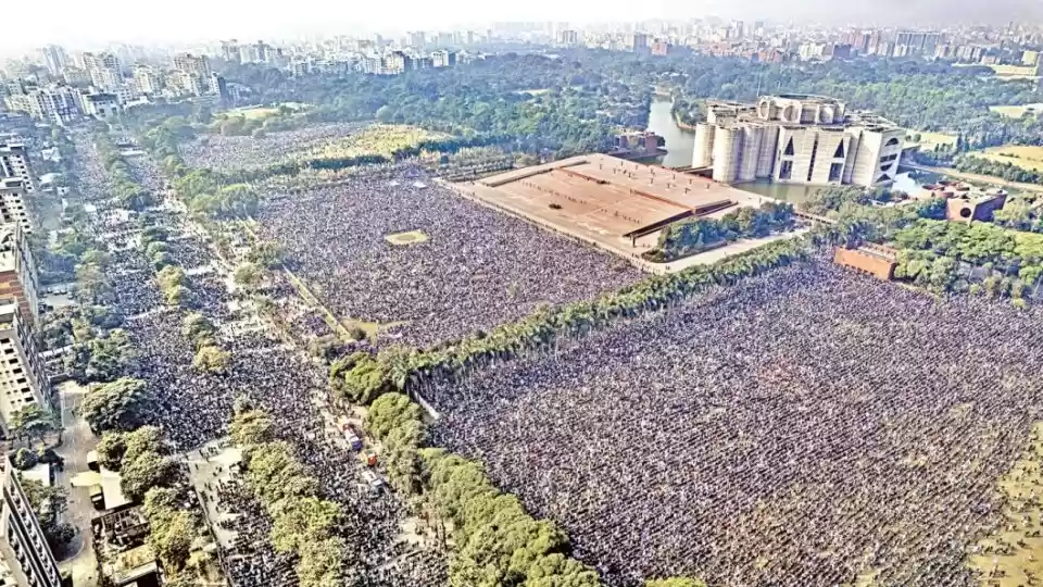 バングラデシュ初の女性首相カレダ・ジア氏の死を悼む数百万人