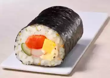 インフレの中、低価格商品で競争する日本の小売業者