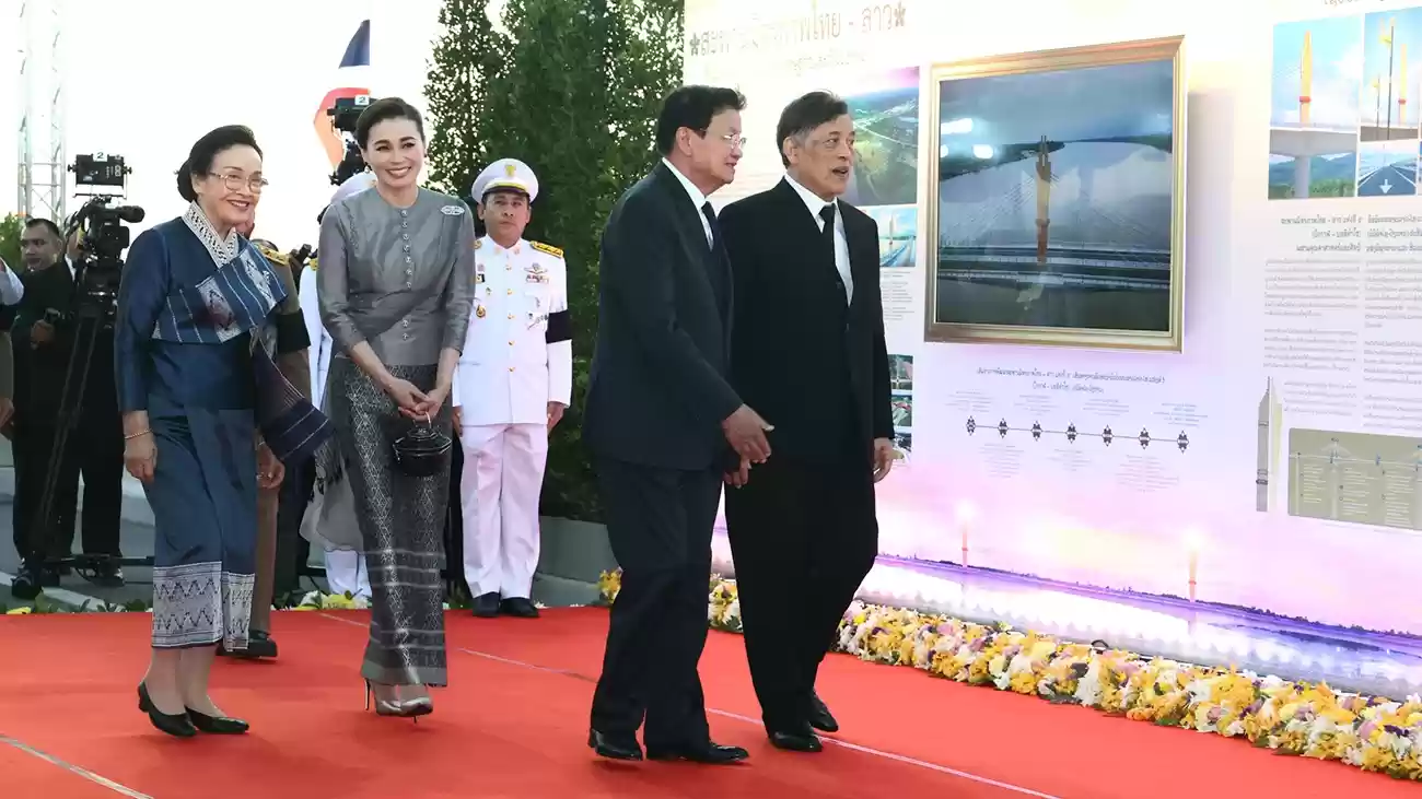 両陛下、ブンカーンとボリカムサイを結ぶ5番目のタイ・ラオス友好橋を開通