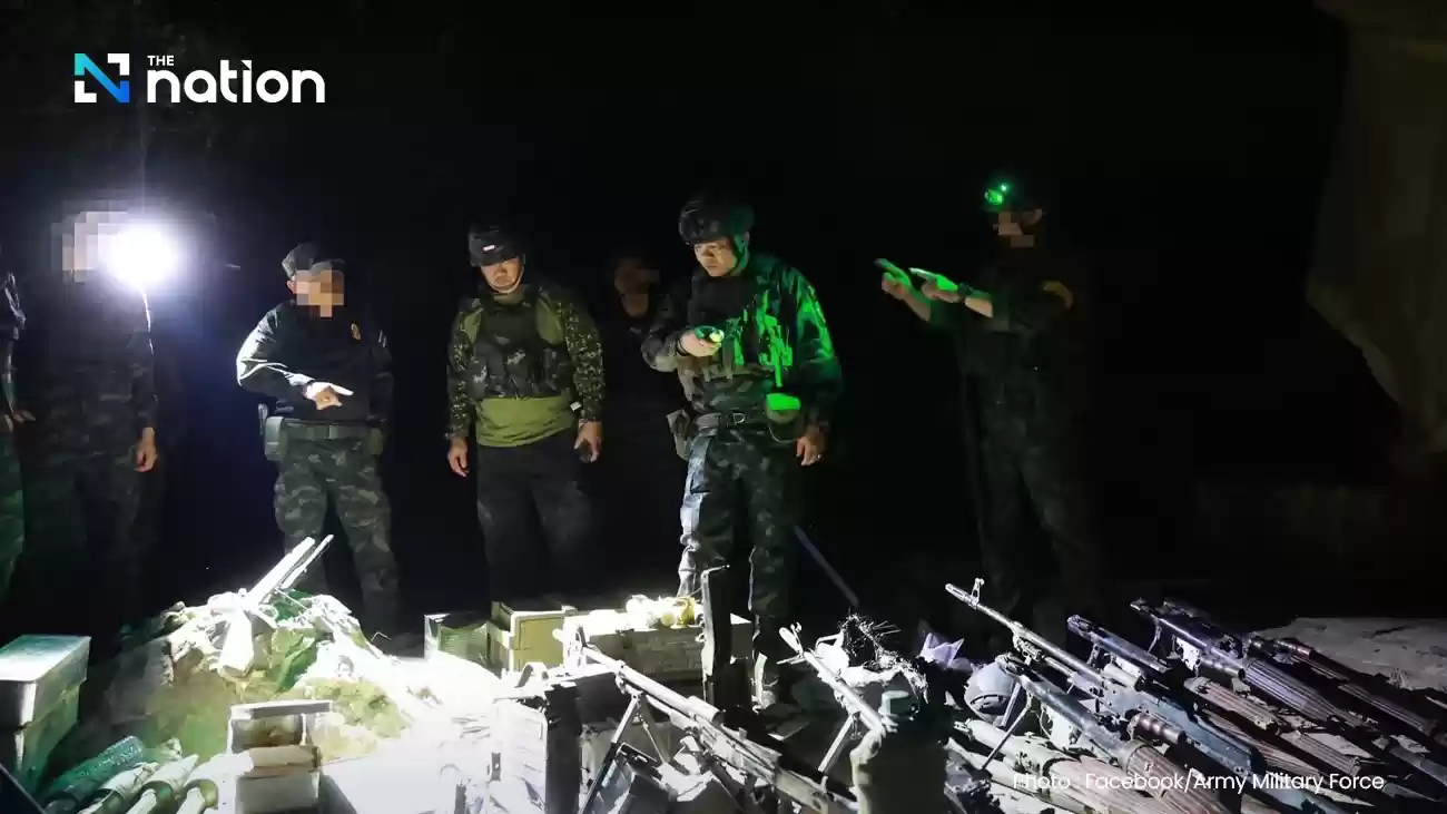 第2軍司令官が350高地で押収されたカンボジアの武器を検査